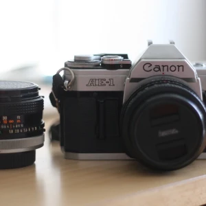 CANON AE-1  - En analog Canon i modellen AE-1. Haft stor användning för men nu är det vidare mot andra äventyr 📷 2 objektiv + 3 filmrullar ingår! Möts upp i Helsingborg alternativt så står köparen för frakten. En snabb affär uppskattas 💜