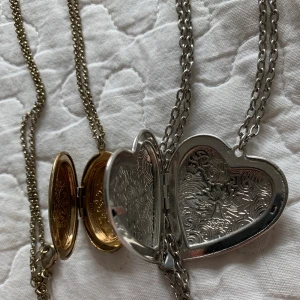 Söta halsband med förvar - Edit: halsbandet till vänster är sålt 💞