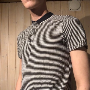 Pikétröja - Superfräsch pikétröja som passar till det mesta. Samfraktar gärna.