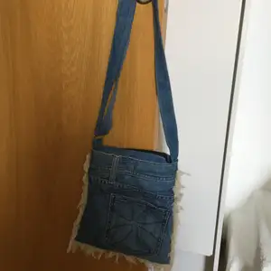 Cool jeansväska som är gjord på använda jeans! Köparen står för frakt om man inte kan mötas upp i Stockholm 