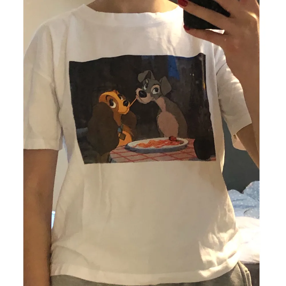 T shirt köpt ifrån Zara med lady och lufsen, knappt använd och i jättebra skick!💜                                             Frakten är inräknad i priset!!. T-shirts.