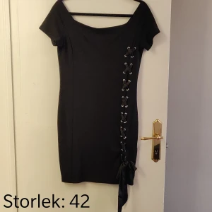 Svart tajt klänning - Svart tajt klänning med en snörning på ena sidan. Off the shoulder modell. 😊 Kika gärna in vad mer jag säljer! 💞