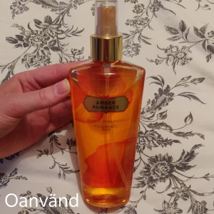 Victorias Secret Parfym - Victorias Secret Parfym, oanvänd. Amber Romance. 🧡 Kika gärna in vad mer jag säljer! 💞