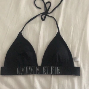 Bikini - Calvin Klein bikini-överdel som tyvärr har blivit för liten för mig. Vet ej storlek men skulle gissa på en XS då jag brukar ha S.