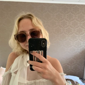 Solglasögon från Carin Wester - Solglasögon från Carin Wester i perfekt skick då de är helt oanvända. Tjockare på sidorna vilket ger de en cool look! Frakt tillkommer🥰