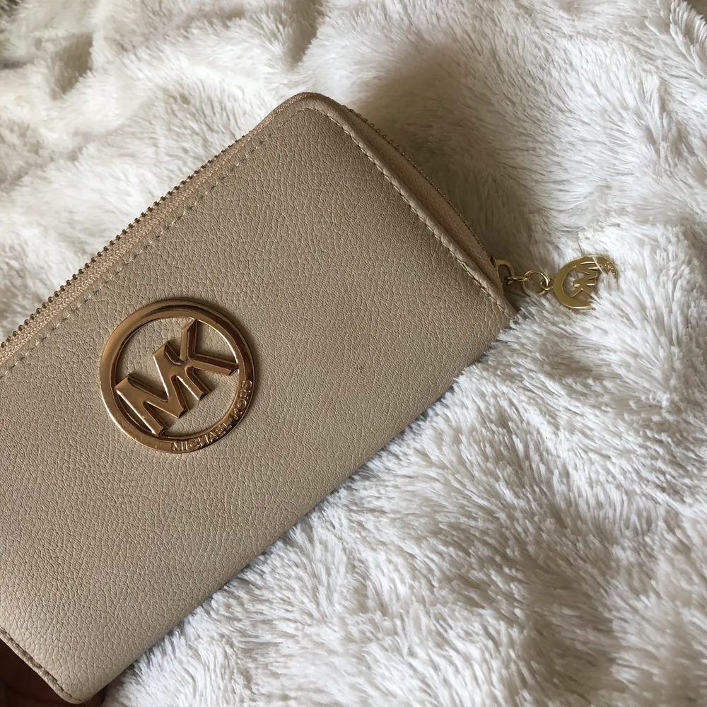 Fake beige Michael kors väska som är helt oanvänd! Säljer pga ingen användning.. Väskor.