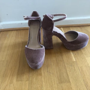 Platå klackar i sammet - Klackskor med hög platå i sammetsmaterial. Använda en gång. 