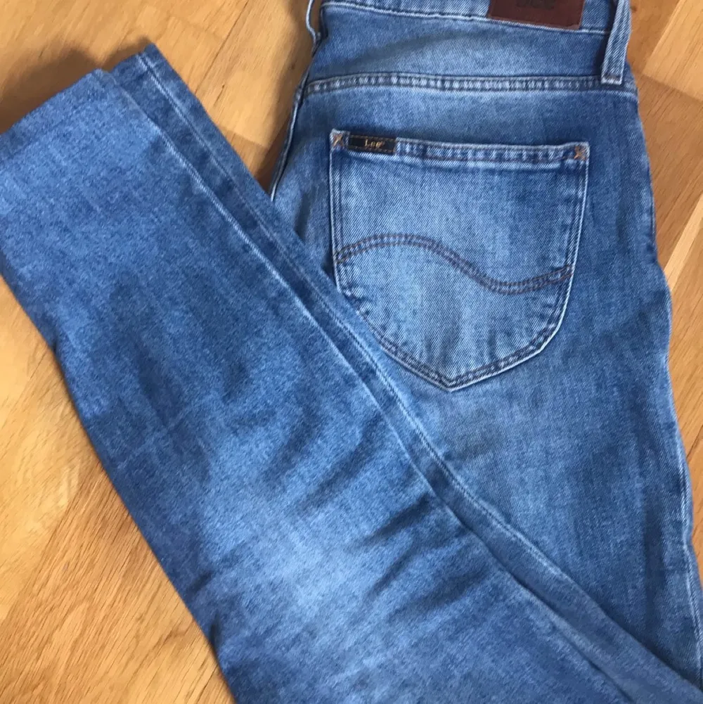 Supersköna lee jeans som aldrig har kommit till användning! Frakt ingår. Jeans & Byxor.