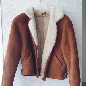 Vintage skinnjacka med päls inuti  - Brun vintage skinnjacka med päls inuti. Använd ett par gånger, i använt men bra skick. Säljer för att den används för lite och förtjänar mer uppmärksamhet! Frakt tillkommer (+95kr). Samfraktar självklart om du köper mer! 