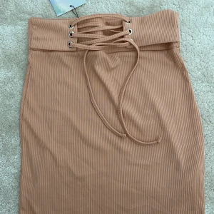 Ny kjol Missguided  - Oanvänd kjol med lappen kvar från Missguided. Storlek 36, passar XS/S. Kan mötas upp i Västerås annars står köparen för frakt.