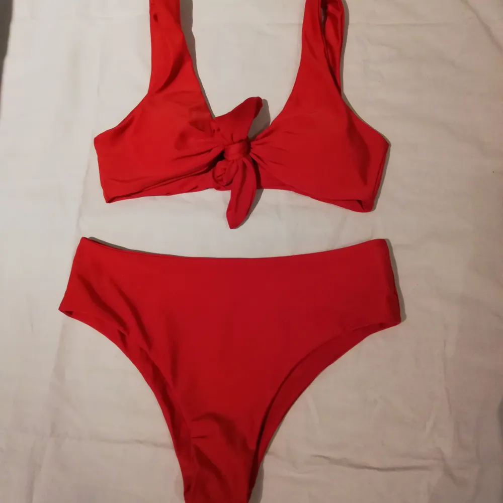 Fin oanvänd röd bikini från shein, med lite högre midja på underdelen. Säljer pga passade tyvärr inte mig.  Pris inklusive frakt! ✨ En för 80 eller alla 3 för 200 ✨. Övrigt.