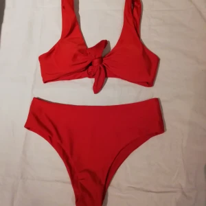  - Fin oanvänd röd bikini från shein, med lite högre midja på underdelen. Säljer pga passade tyvärr inte mig.  Pris inklusive frakt! ✨ En för 80 eller alla 3 för 200 ✨