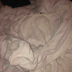  - Off shoulder! Köpt på hm, lappen ibak är bortklippt men skulle säga XS/S! Sitter super snyggt, skriv privat så kan jag fixa bilder med tröjan på