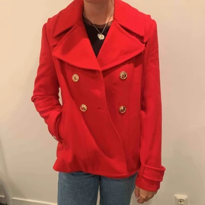 Kappa, Juicy Couture - Röd kappa i märket Juicy Couture. Aldrig använd kan gå ner i pris vid snabb affär. Frakt tillkommer.