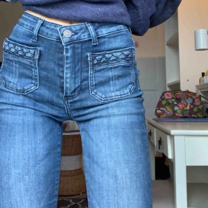  - Så söta högmidjade utsvängda jeans från ett franskt märke. Nypris 1200kr. 70-tals inspirerade. Väldigt stretchiga och passar flera strlkar. Köpare står för frakt. 