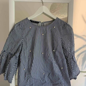  - Jättefin blus från Zara. Randig med pärlor. 