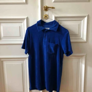  - Fin kornblå pikétröja i frottétyg. Nästan helt oanvänd. Kan mötas upp i Gbg, annars tillkommer frakt✨