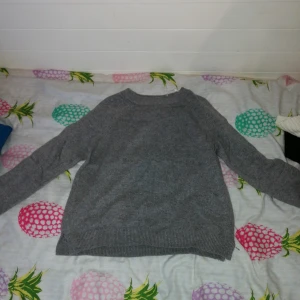  - Grå stickad tröja från H&M, har slits på sidorna som har gått ur men jag kan sy om det. 