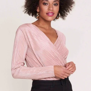  - Märke: Gina Tricot Typ: Body Storlek: S Modell: Zandra pleated body Färg: Rosa Bröstvidd (cm): 96  Varan är knappt använd, kommer i mycket gott skick. Skickas med posten, frakt tillkommer (39:-)