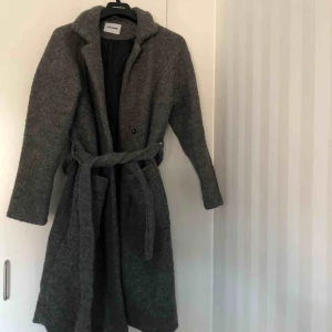  - Vinterkappa köpt förra året, använde sällan så det är därför jag säljer men den är jättesnygg och varm! 