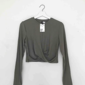  - Grön långärmad topp. Oanvänd. Ordinarie pris 99kr