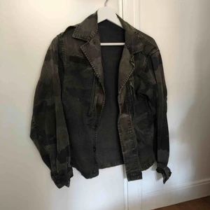  - Kamouflage grön jacka från Brandy Melville. Jättebra skick. Jackan är one size och skulle säga att den passar allt ifrån en 34 till 38 beroende på hur man vill att sen ska sitta.   Kan mötas upp i Stockholm annars exkl frakt✨🌸
