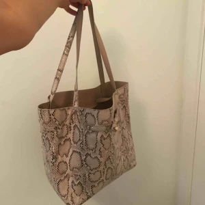  - Väska ifrån H&M i ormskinns imitation, aldrig använd knappt. Rymmer hyfsat mycket😊 Nypris: 199  Jag och köpare delar på frakt 😍