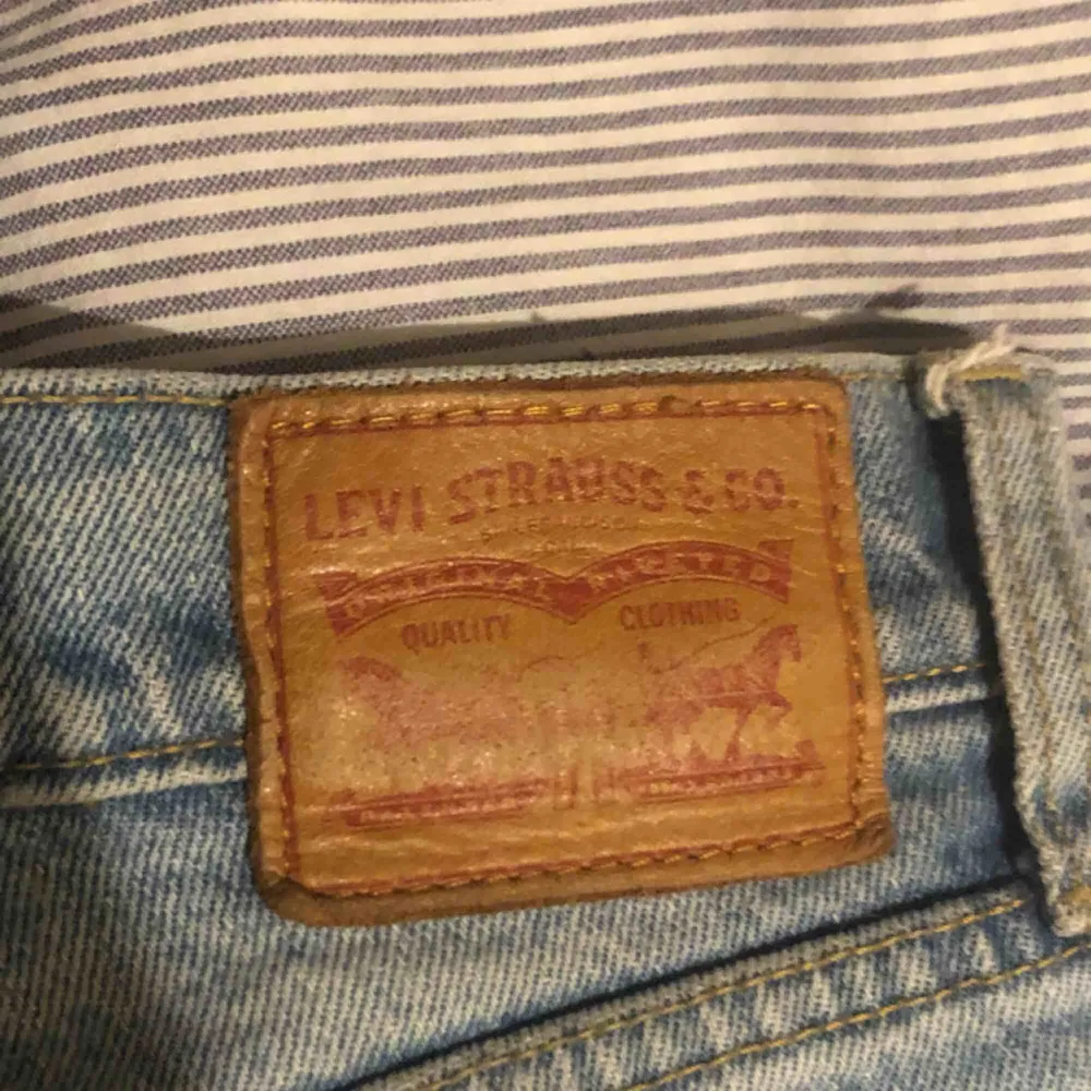 Säljer mina snygga levi’s jeans då de blivit förstora. De är köpte för ett tag sedan men är dock i väldigt bra skick pga dålig användning av mig.  Jag är 1,70 & de är lite korta på mig. Dom är köpta från levi’s affär. Köparen står för frakt 💖. Jeans & Byxor.