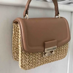  - Jättesöt clutch/basket bag med tillhörande axelband och gulddetaljer. Köpt för något år sen. Använd varsamt så är som ny! 