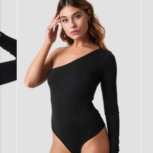  - Säljer min nästan aldrig använda body från nakd. Köparen står för frakt då läggs det på 20 kr. För bilder eller frågor är det bara att skriva