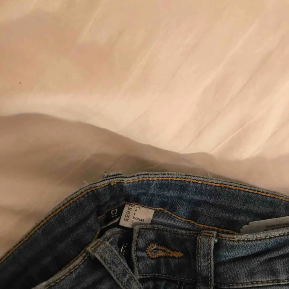 Ett par väldigt fina jeans från HM i en ljusblå färg. Snygga hål på benen och nästan aldrig använda. Sitter väldigt bra. Möts i Malmö eller så betalar köparen frakt . Jeans & Byxor.