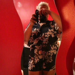  - En playsuit från vero Moda. Använd fåtal gånger bra skick förutom knappen som är lös men går lätt att fixa! Köparen står för frakt! 