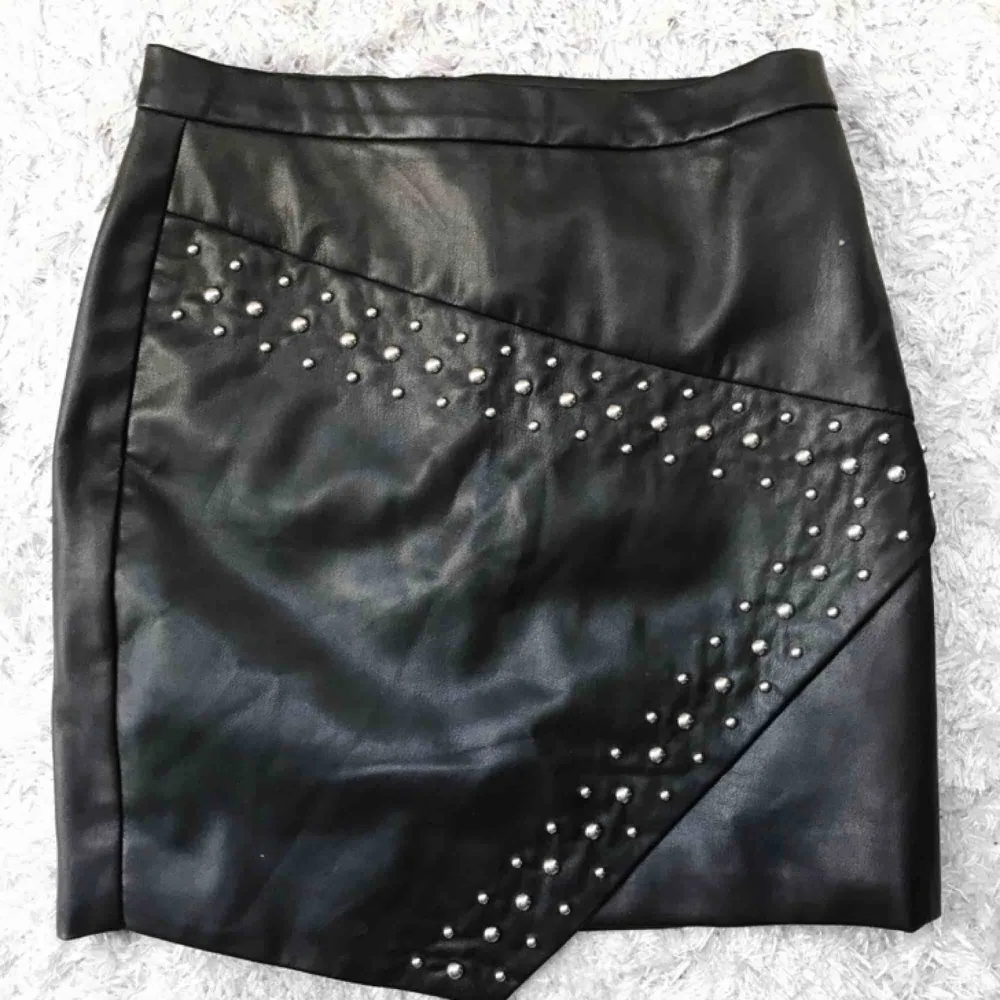 Kjol med silver detaljer köpt från h&m med nypriset 400 kr, använd endast en gång. Kjolen är i mycket bra kvalité och skick. Tröjan är också till salu som finns på en annan annons!. Hameet.