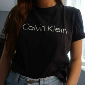  - calvin klein tshirt i nyskick. 130 kr inklusive frakt🥳