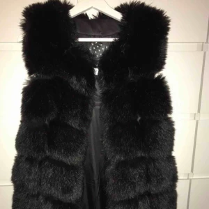  - Svart pälsväst, ej äkta päls. 