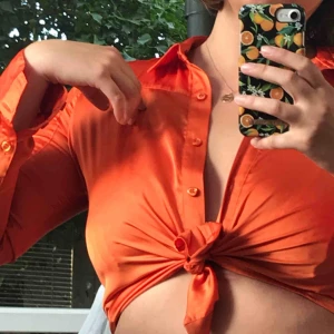  - Härlig sidenskjorta som är orange som en 🍊 Frakt tillkommer