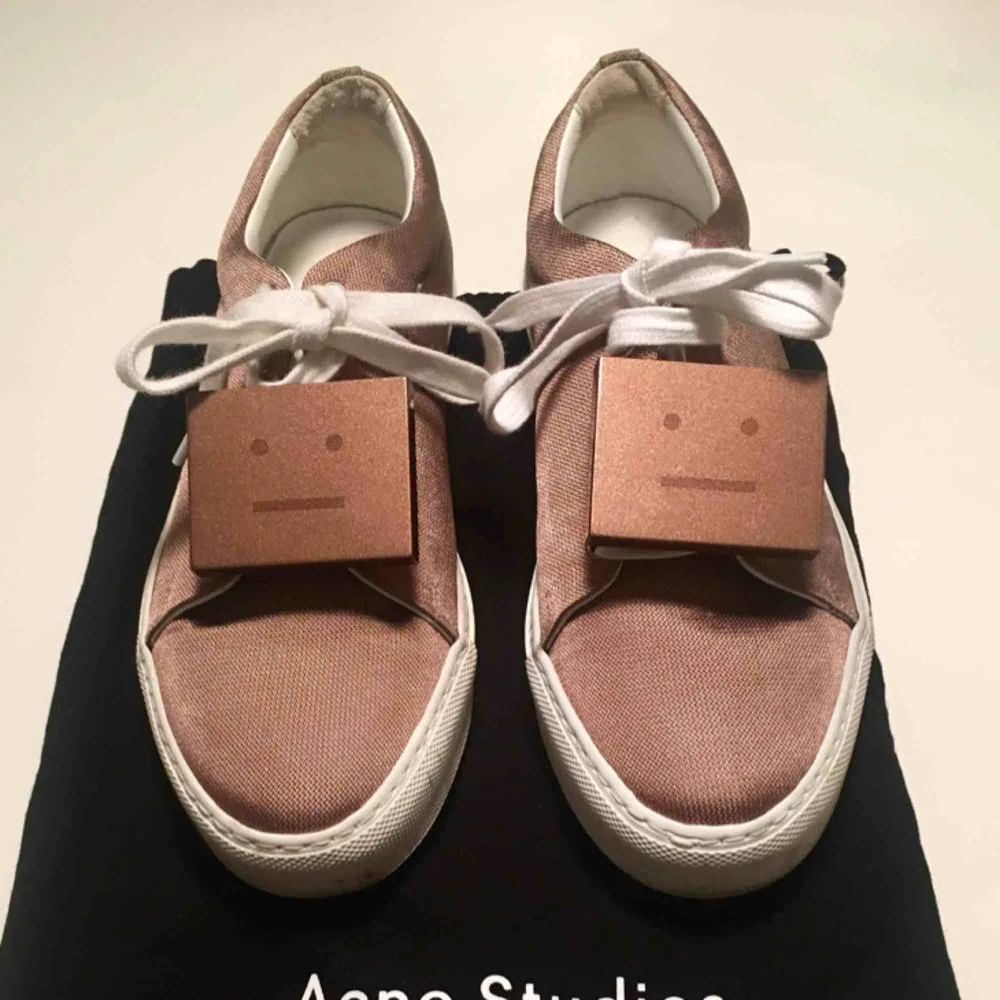 Acne Studios Adriana Sneakers Använda en gång och säljer då jag tyvärr vid första användning kände att de är för små. Inprincip i nyskick så med rätt storlek är de ett fantastiskt fynd. Hoppas de kan göra någon annan glad. Orginalpåsar medföljer.. Skor.