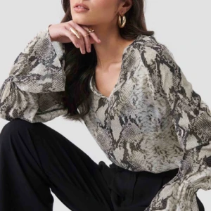 Nakd topp - Söt å cool topp från NAKD med snakeprint. Köptes för 349 å använd en gång