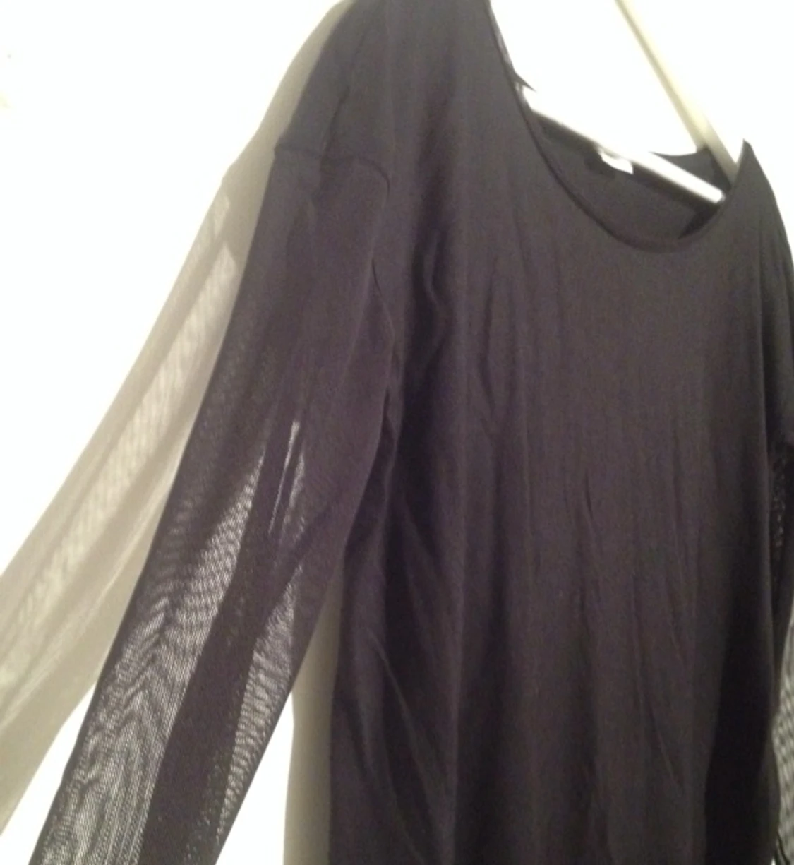 Supersnygg klänning från weekday med transparenta armar  - 1413747125