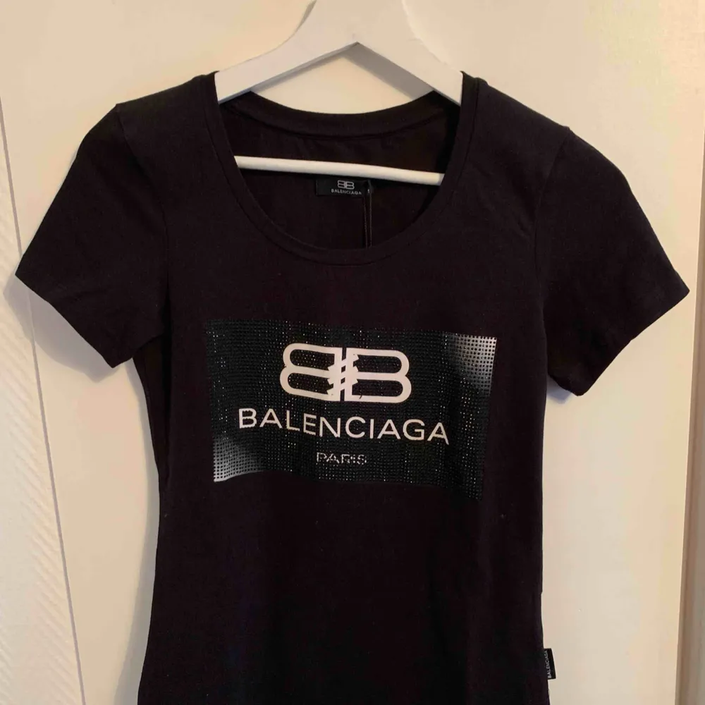Oanvänd  Balenciaga T-shirt för tjejer.  Storlek S  OBS: KÖPAREN STÅ FÖR FRAKTEN! . T-shirts.