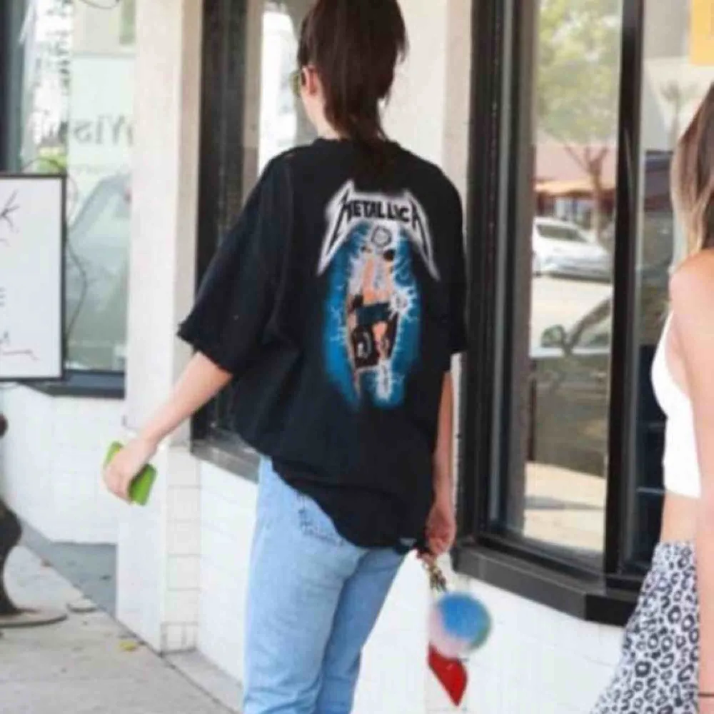 Säljer en exakt likadan T-shirt som Kendall Jenner har, den är aldrig använd. Storlek XL för att få passformen exakt som Kendall. Pssar xs-xl beroende på hur mm vill att den ska sitta. Trycket är Metallica. T-shirts.