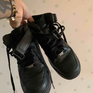  - Nike Airforce, använda MAX 5-6 gånger om ens de. Jag har oftast 40 och dem passar mig ganska bra. 