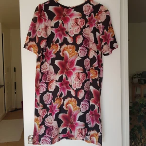  - Fint mönstrad klänning i strl 38 från Monki. Använd ett fåtal gånger. Kan mötas i Uppsala, eller så står köparen för frakt. 