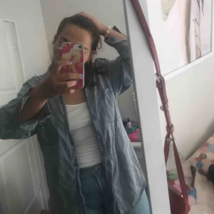  - Knappt använt Armani skjorta. Storlek S men skulle säga att den är rätt stor i storleken.