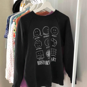  - Vintage collegetröja med unikt tryck. 