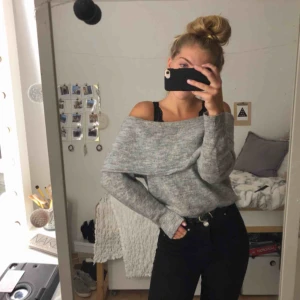  - Mysig grå off shoulder tröja från H&M. Köpt för 249kr ungefär. Perfekt för hösten:)