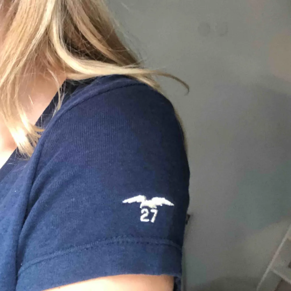 Helt vanlig blå t-shirt från Kappahl. Får ej användning för den längre! En liten liten logga på vänster axel (bild 3)  Frakt: 40kr!. Skjortor.