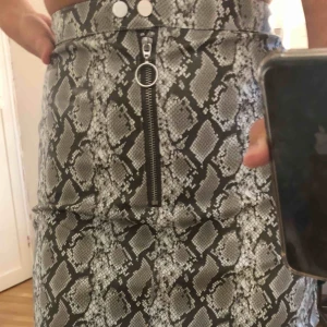  - As snygg orm kjol i skin. Använt endast två gånger och de va på julavslutning och julafton