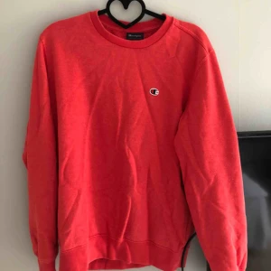  - Superfin tjocktröja från champion. Använd fåtal gånger och i jättefint skick. Köparen står för frakten:)