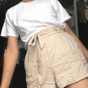  - Super fin beige shorts från newyorker köpt för 100kr och säljes för 40kr, dem e jätte rynkliga på bilden eftersom jag aldrig använt och den bara legat i garderoben, men jag stryker och tvättar innan jag säljer ~ <3